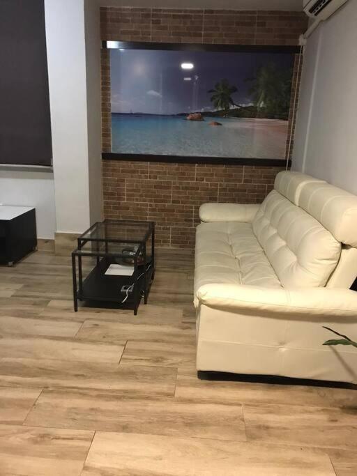 Precioso Apartamento 3 Habitaciones. Con Patio. 카마스 외부 사진